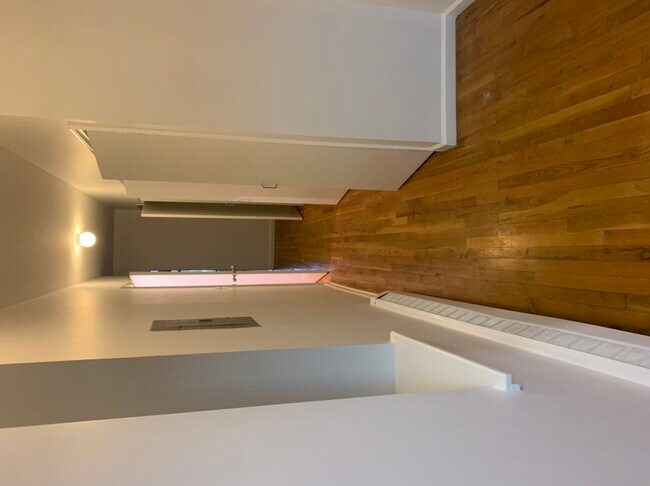 Building Photo - 398 Marion St