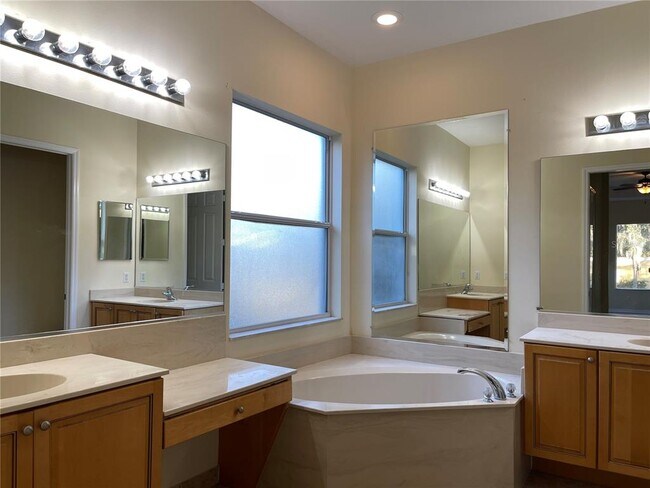 Foto del edificio - 3811 65th Ave E