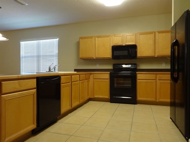 Building Photo - 560 Loxley Ct