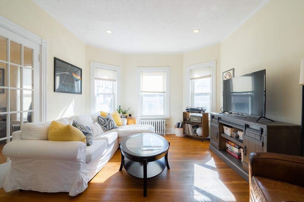 Primary Photo - 70 Mapleton St