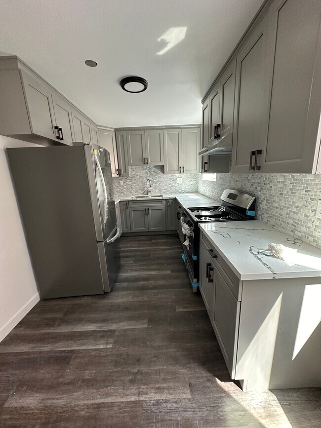 Foto del edificio - 1664 W 36th St