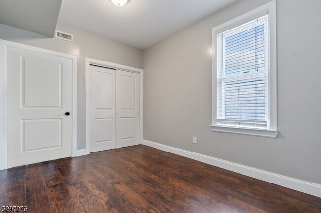 Building Photo - 863 Martin St