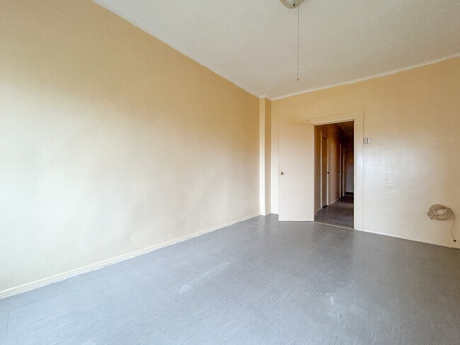 Building Photo - 563 Cauldwell Ave