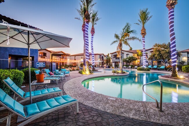 Piscina estilo resort y terraza para tomar el sol al anochecer - Estrella Gateway