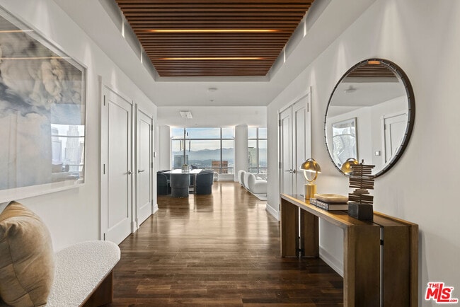 Building Photo - 900 W Olympic Blvd