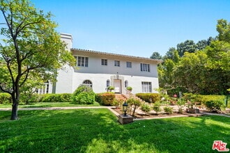 Building Photo - 1004 N Beverly Dr