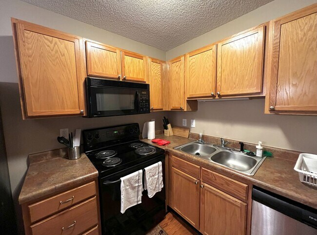 Building Photo - Short Term Rental Now Available!!