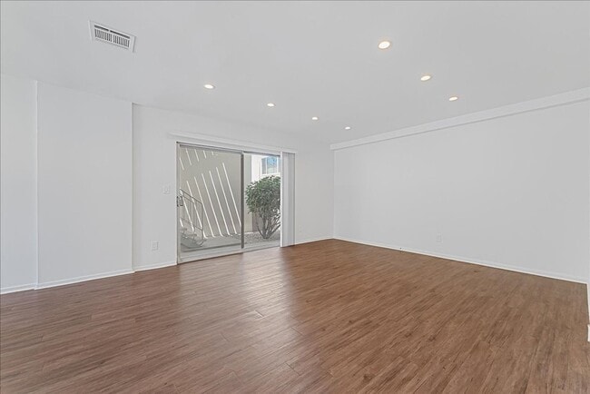 Foto del edificio - 5703 Hazeltine Ave