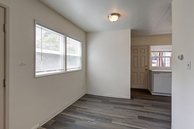 Building Photo - Cute Two Bedroom Rambler in Renton Highlands!