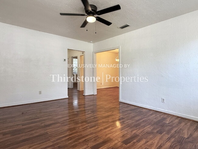 Foto del edificio - 4833 Kingsbury St