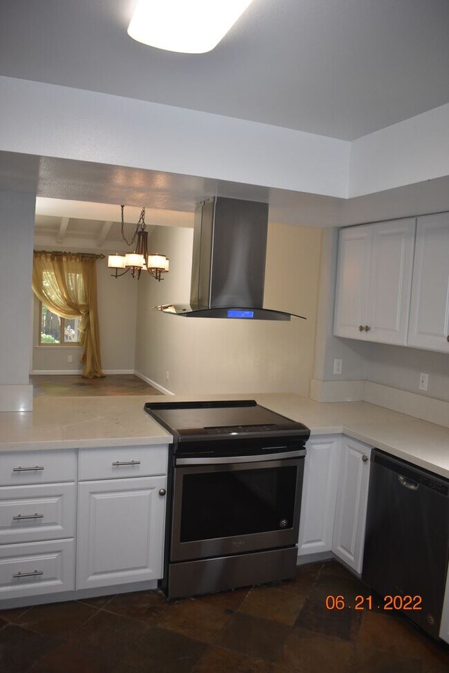 Building Photo - Gorgeous Three Bedroom Condo with Two Park...