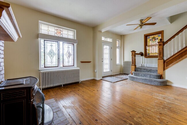 Building Photo - AVAILABLE June 2026 - Beautiful 4+ Bedroom, 2 Bath Home w/ Front Porch Swing!