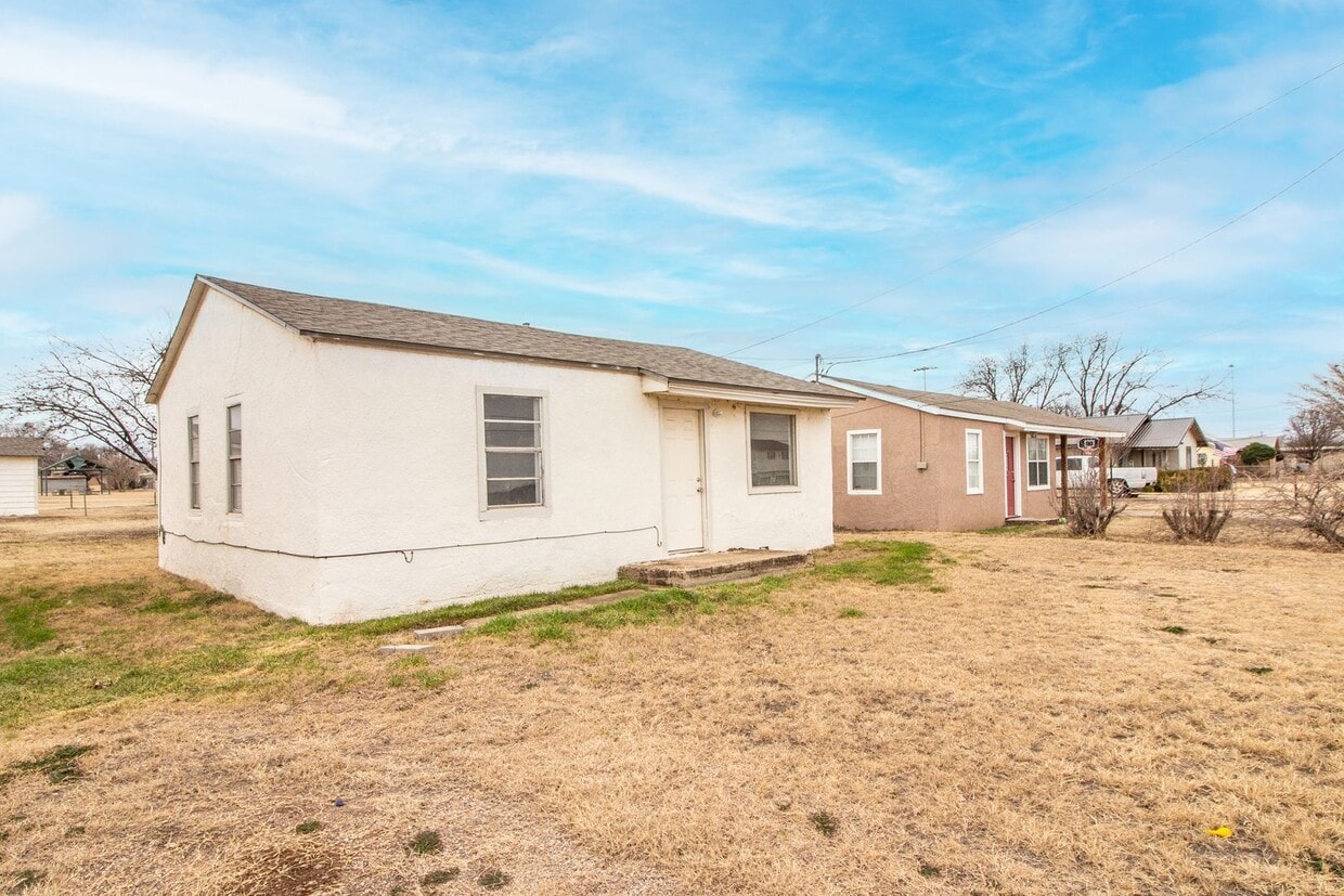 410 E 4th St, Idalou, TX 79329 House Rental in Idalou, TX
