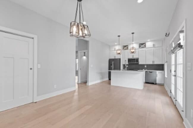 Building Photo - 1806 Woodlawn Ave