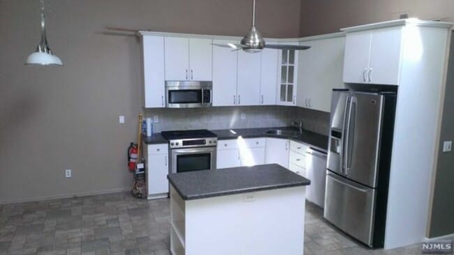 Building Photo - 940 Juniper Way