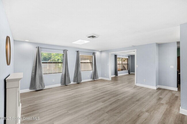 Foto del edificio - 1375 Crevalle Ave
