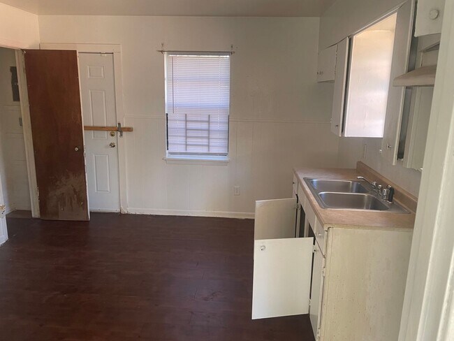 Foto del edificio - 3320 Catherine St