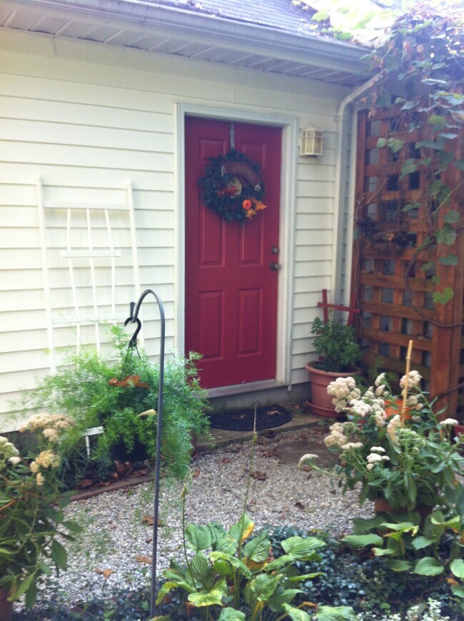 Private Entrance - 414 Metropolitan Blvd