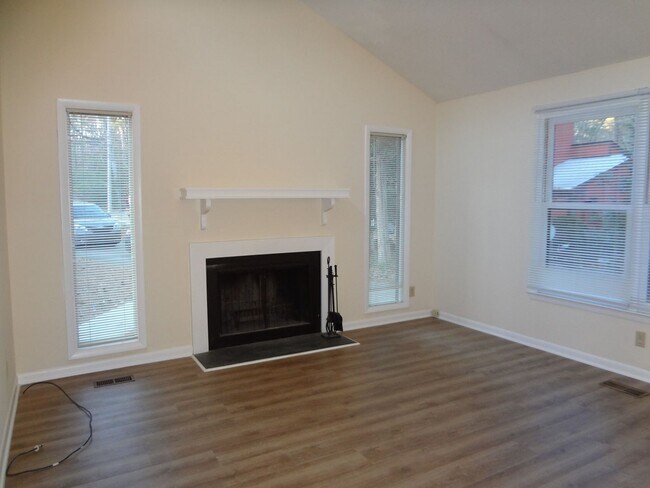 Foto del edificio - Peaceful Carrboro Living with Private Deck & Wooded Views