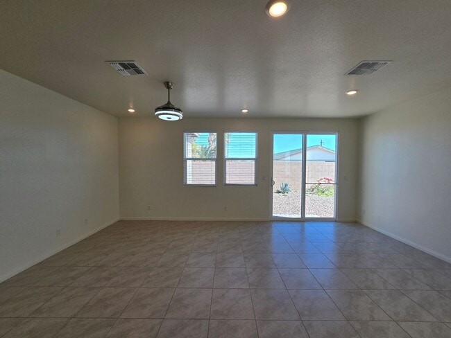 Building Photo - 3 Bedroom Single Story Home