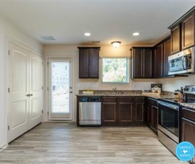 Foto del edificio - 1208 Haybrook Ln