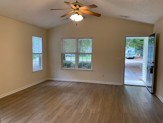 Foto del edificio - 3 Bedroom 3 Bath House Available Now on Hi...