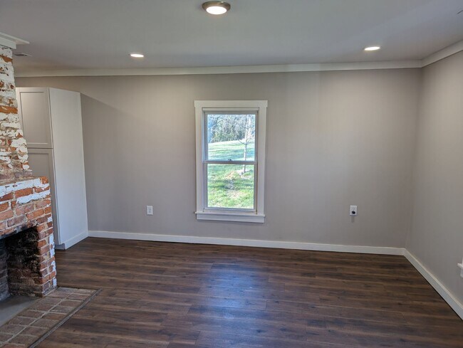 Building Photo - 305 N Watterson St