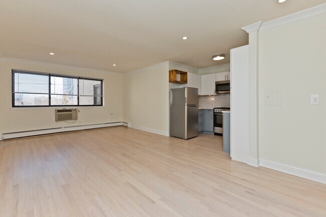 Building Photo - 1022 W Catalpa Ave