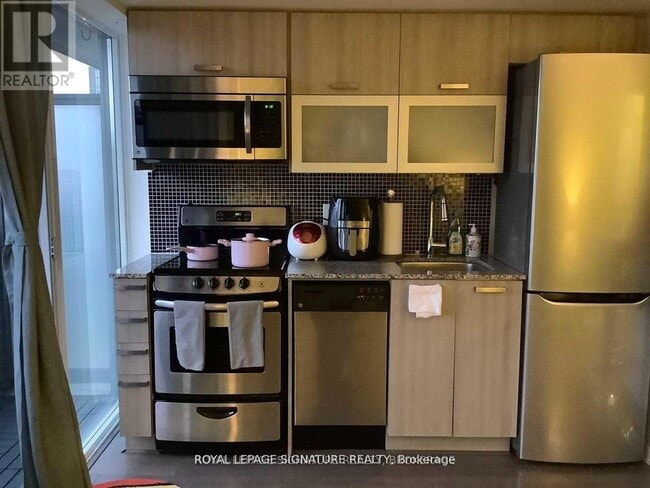 Building Photo - 36 Lisgar St