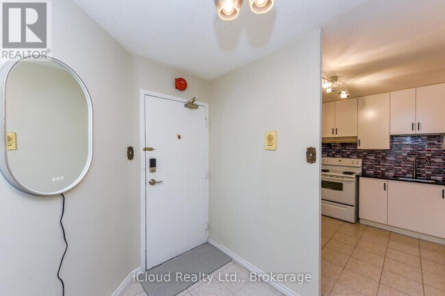 Photo du bâtiment - 2323 Confederation Pkwy