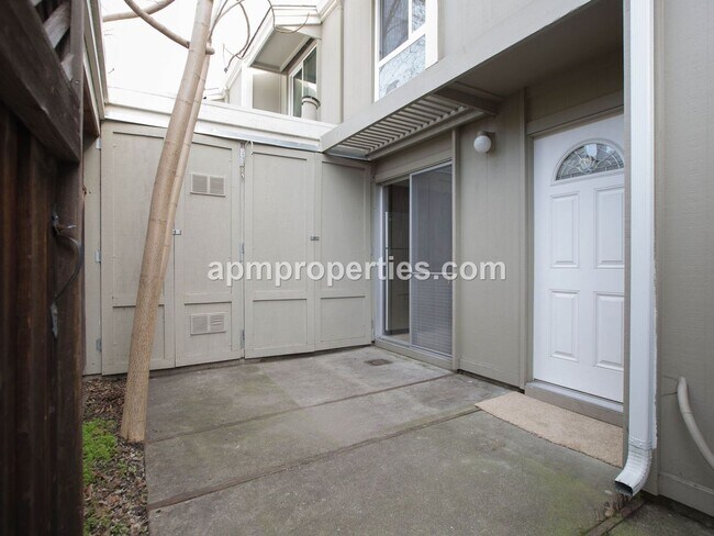 Building Photo - Wonderful 3 Bedroom, 2.5 bath, Updated Tow...