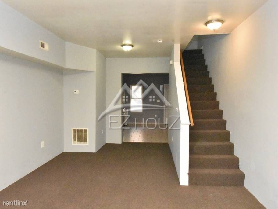 Foto principal - 3 br, 1 bath Apartment - 3033 E Monument St