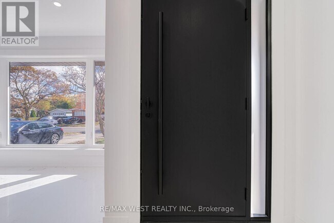 Building Photo - 152 Clarence St