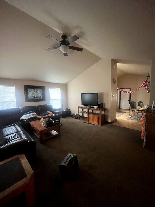 Building Photo - 3 Bed 2 Bath in Bozeman