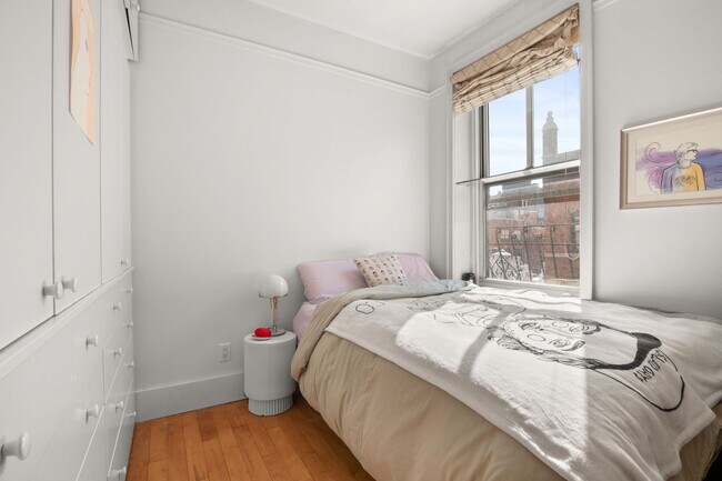 Building Photo - 316 Mott St