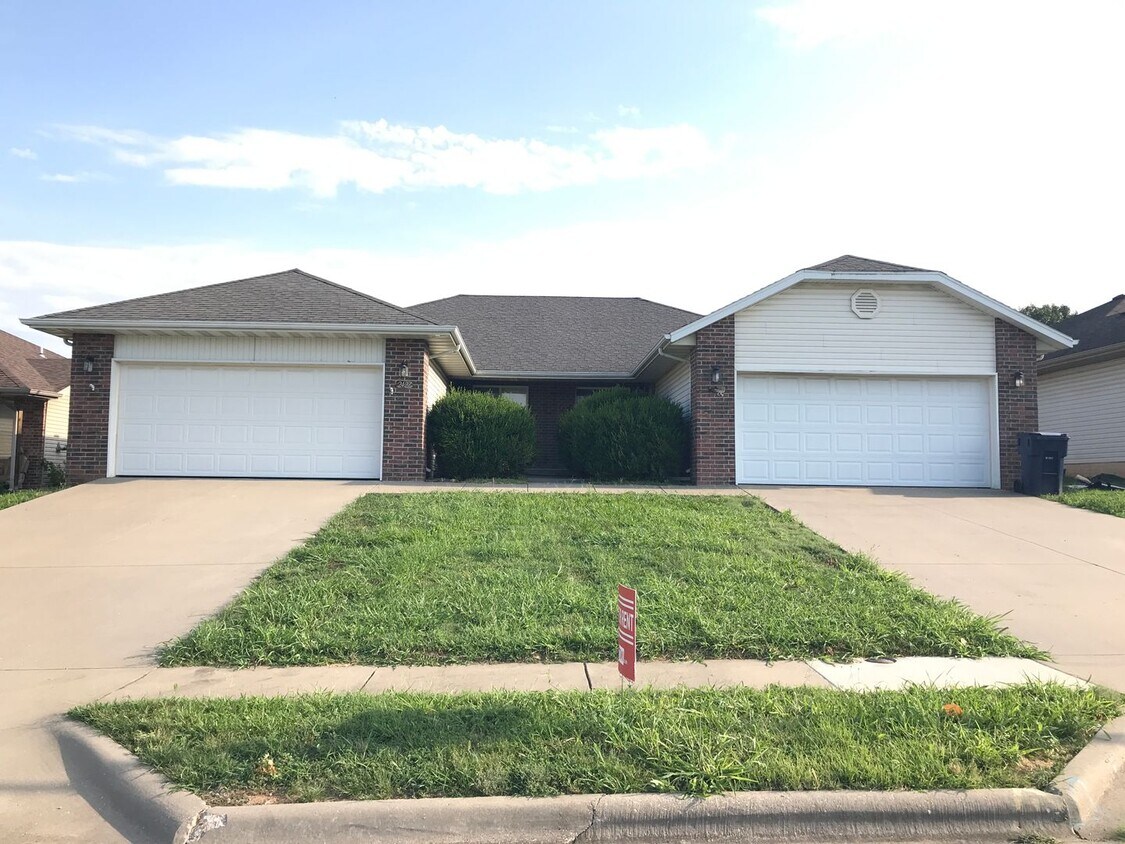 Primary Photo - Executive Rental 2 Bedroom 2 Bath 2 Car Ga...
