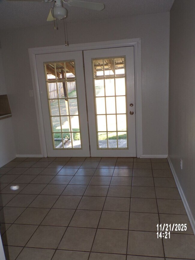 Building Photo - Pet Friendly!!