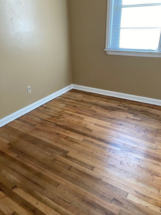Building Photo - 2 bdrm, 1 bth Available for Rent