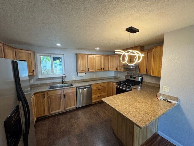Foto del edificio - Updated 4 Bedroom Home in Fantastic Locati...
