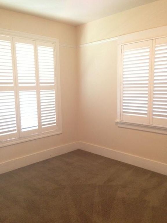Room 1 - 526 Oak St