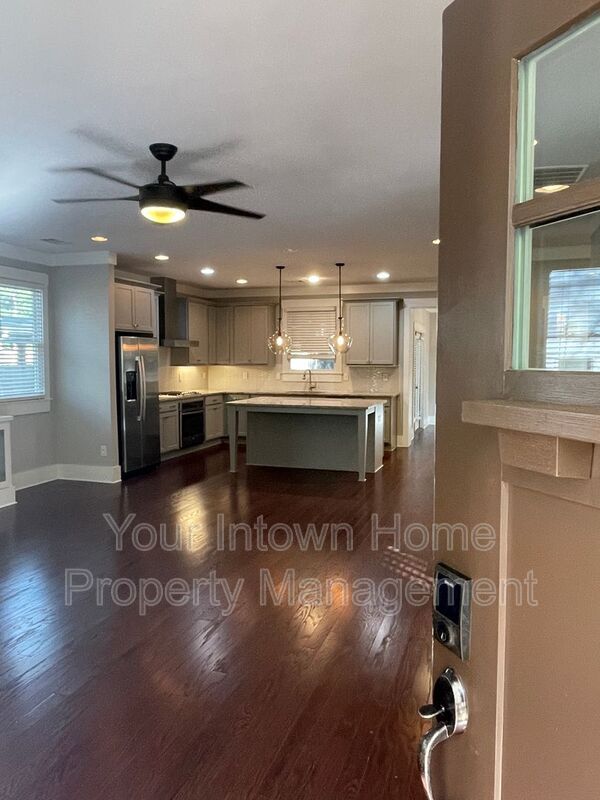 Photo - 137 Flora Ave NE House