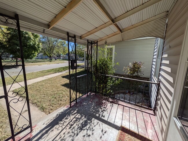 Building Photo - 1107 NW Van Buren St