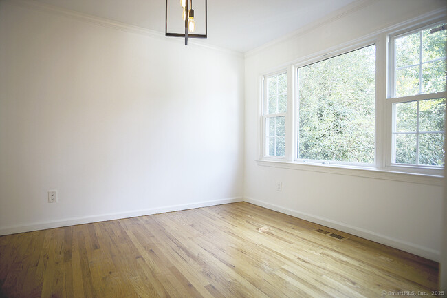 Foto del edificio - 11 Maple Ave N