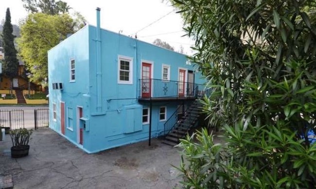 Foto del edificio - 3311-3315 Barham Blvd