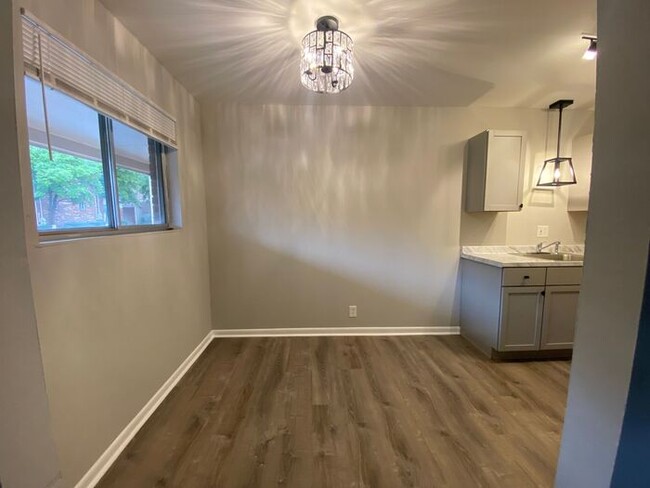 Building Photo - FULLY REMODELED West End Condo! Convenient...