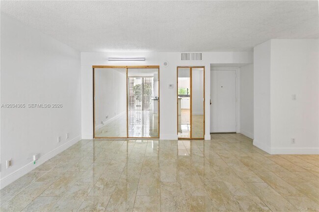 Foto del edificio - 17021 N Bay Rd