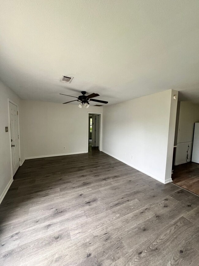 3 bdrm 1 bath - 3 bdrm 1 bath House