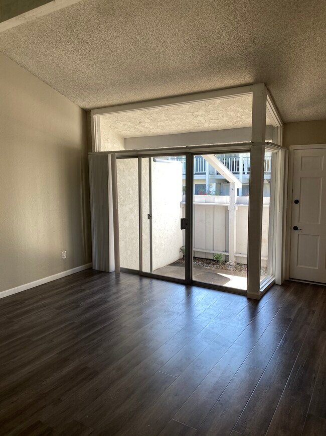 Building Photo - 851 Domingo Dr