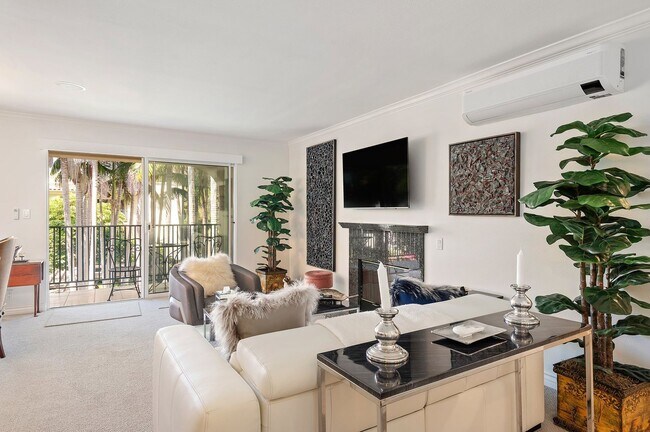 Foto del edificio - RARELY offered! Top floor three bedroom 2.5 bath El Escorial condo, fully furnished at East Beach.