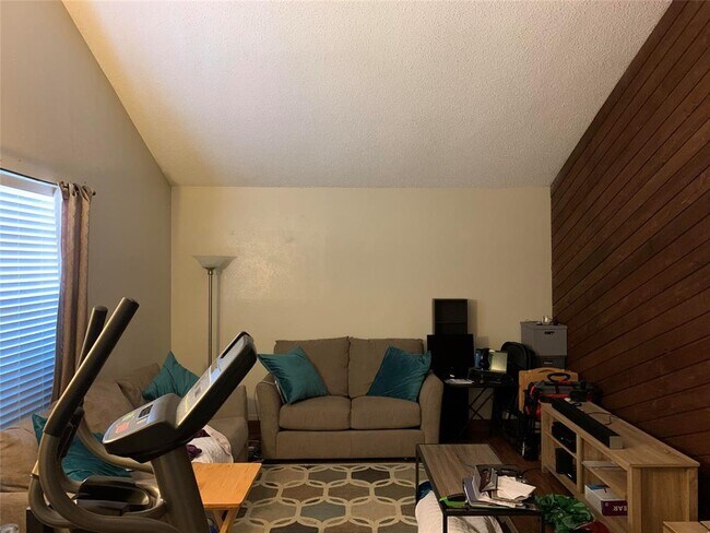Building Photo - 511 N Walnut Creek Dr